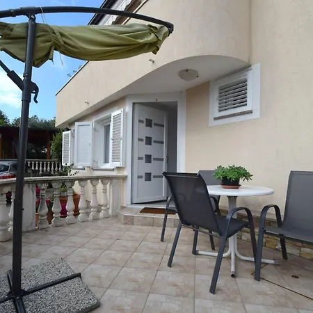 Julia3 Mit Eigener Terrasse By Interhome Apartamento Čižići