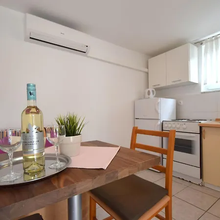 Julia3 Mit Eigener Terrasse By Interhome Apartamento Čižići